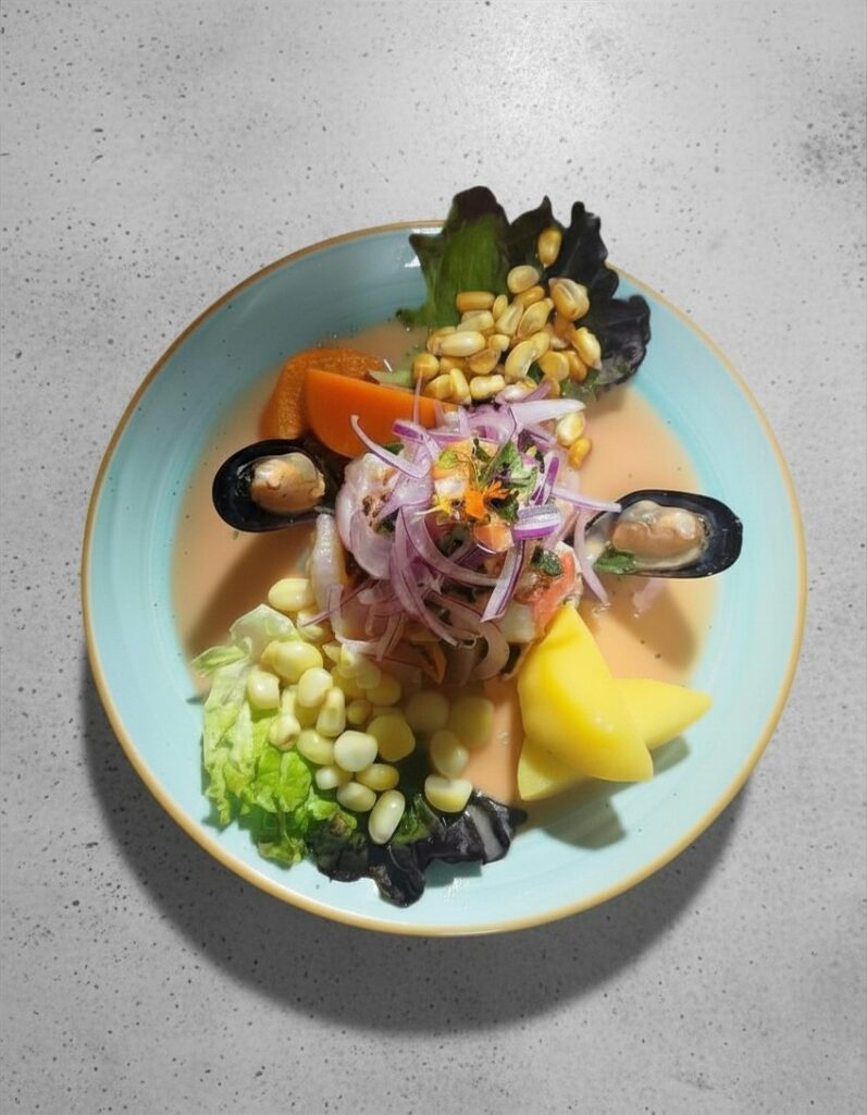 preparación de ceviche peruano ingredientes frescos