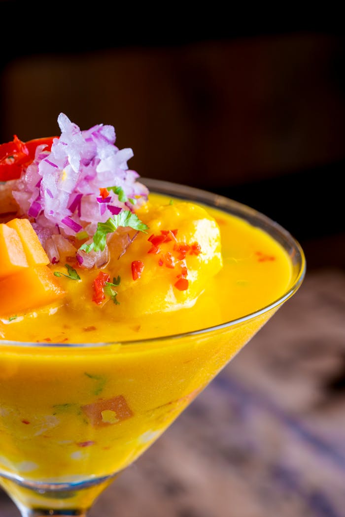 El alma del ceviche: jugo concentrado de pescado, lima, ají y especias. Intenso, cítrico y revitalizante, perfecto como entrante o para los amantes de los sabores potentes.