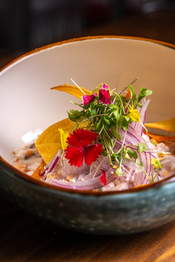 ceviche peruano con pescado fresco en restaurante en Madrid